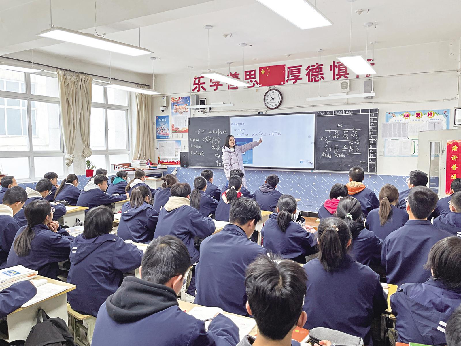 图①为2月26日,庆阳二中学生正在上课.