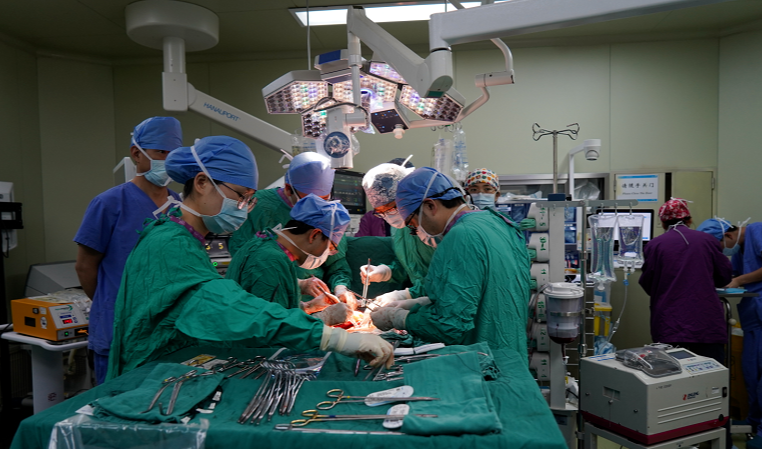 医生正在进行手术