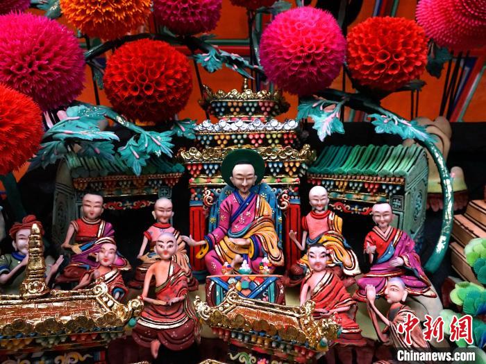 图为2月23日拍摄的塔尔寺酥油花局部.中新社记者马铭言摄
