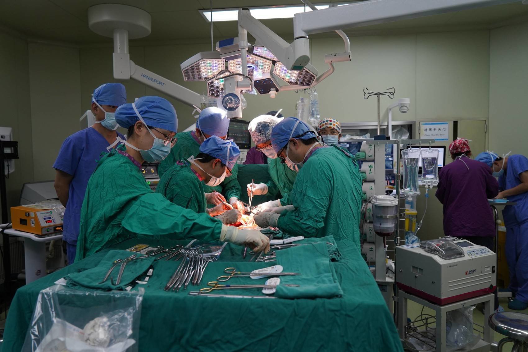 手术中.华西医院供图