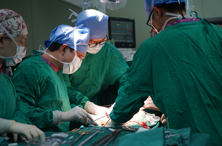 医生正在进行手术