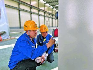 　　▲贵州装配建筑绿色产业园项目内，东方电气风能智能制造基地工作人员正在安装调试生产设备。