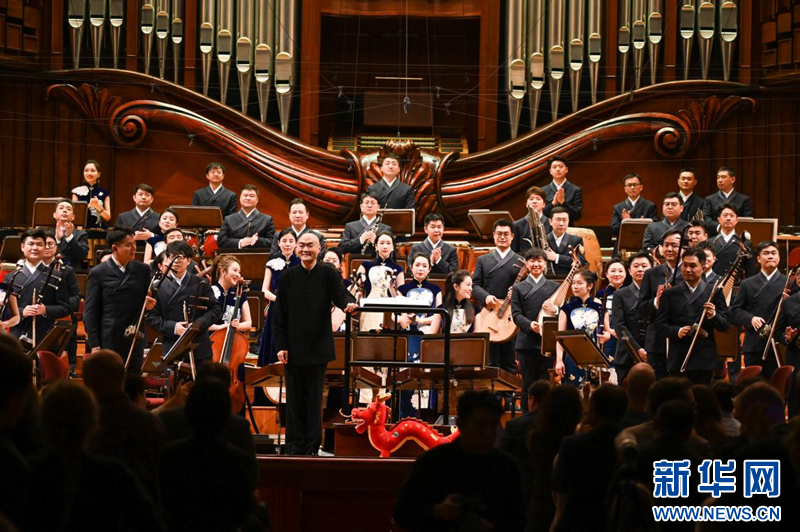 中央民族乐团成员在"中国春节民族音乐会"上向观众谢幕