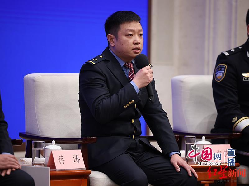 最美铁路人郑州车站值班员蒋涛1月31日大雪突袭面对堵车穿针引线接车