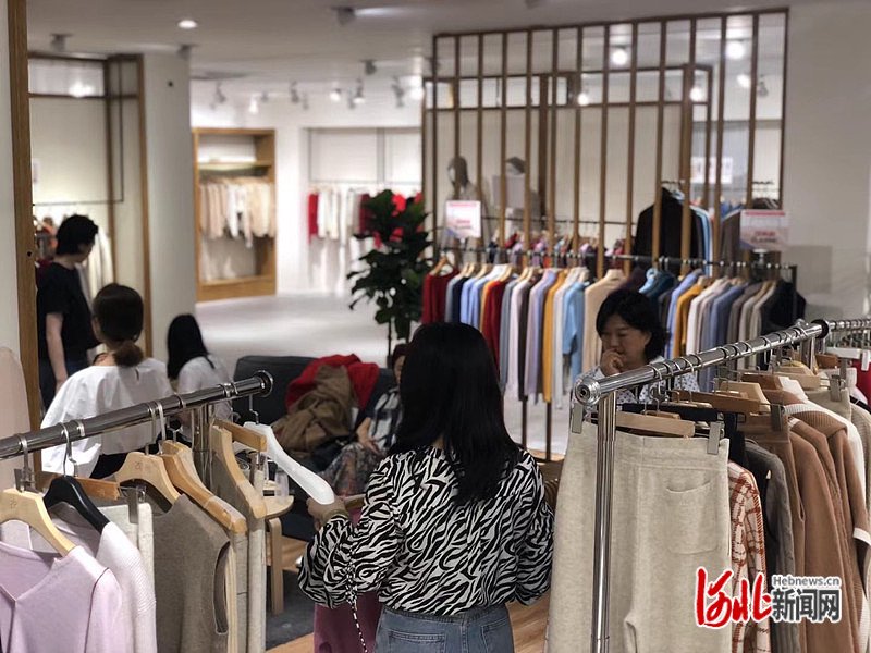 顾客在选购"衣尚"品牌羊绒服装.(孙连江/供图)