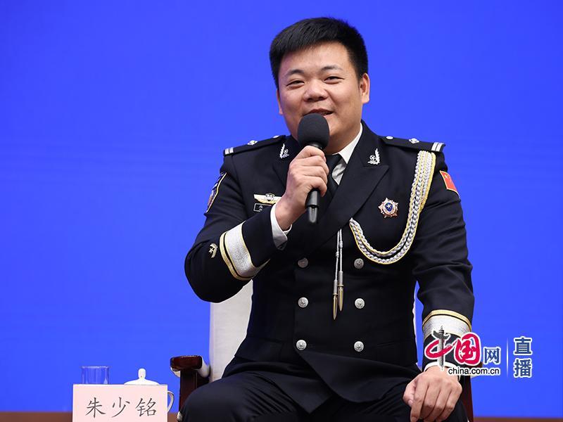 郑亮 摄朱少铭是一位基层民警,沿线老百姓都称呼他为阿铭警官.