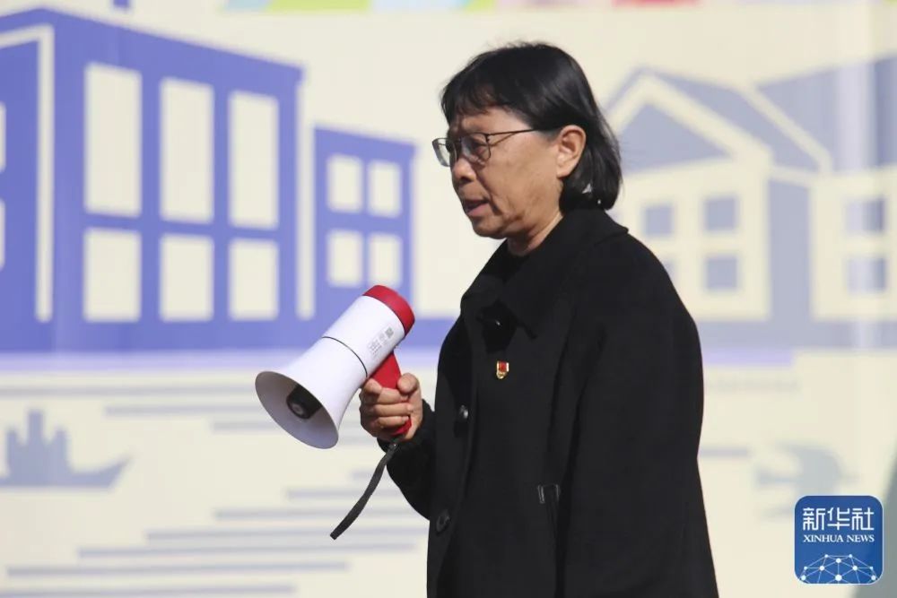 2月26日,张桂梅在云南丽江华坪女子高中校园里带领学生进行课间活动.