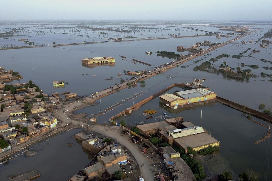 当地时间2022年8月29日，巴基斯坦俾路支省，房屋被洪水包围。