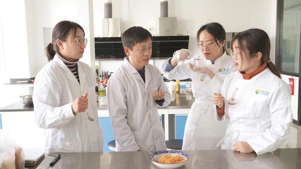 在晨光生物实验室,齐立军团队对研发的食品应用新产品进行风味评估.
