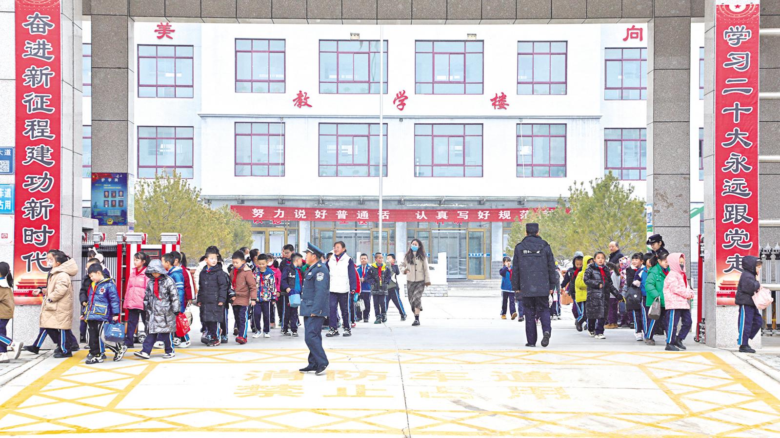 庆阳市各中小学幼儿园迎来新学期