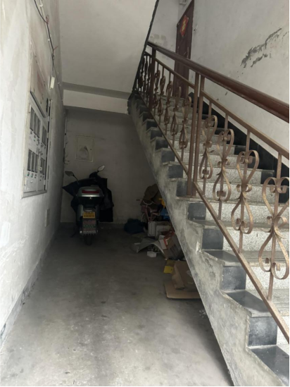 在慈溪市剑南家园小区,多个楼道停放着电动自行车,部分楼道还堆着纸箱