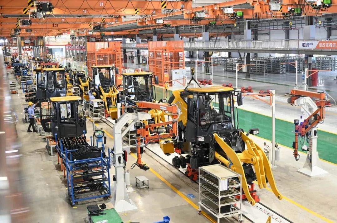 资料图:在柳州市柳工装载机灯塔工厂,工人在升级后的车间里赶制海外