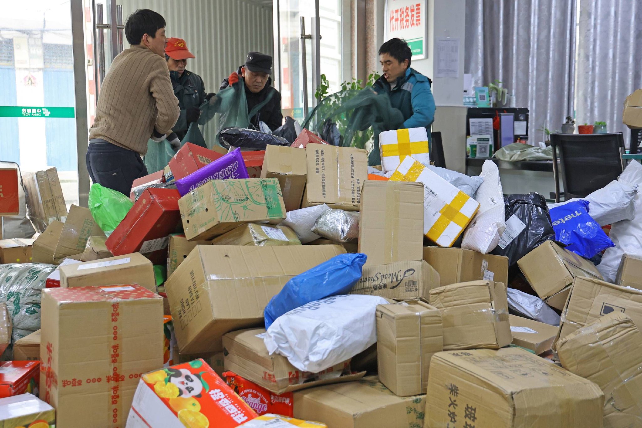 快递客服说"只能等"……今年到海南过年的北京市民赵红(化名)觉得自