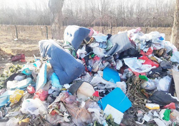 永乐店镇南堤寺西距王南路约55米,距永乐河约1633米-大型垃圾渣土堆放