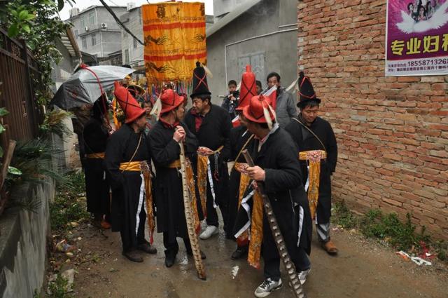 《红楼梦》第八十六回《受私贿老官翻案牍》中公堂上的红帽黑帽衙役