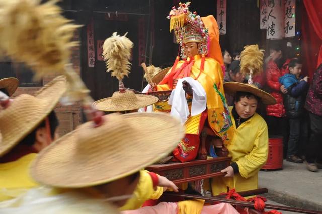 战坂和邻村官路的轿班,戴着明清以来的传统大帽,顶上还有一簇羽毛做的