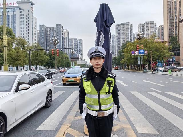 同事粟鹏评价道:"他不是在站岗,就是在做好事."等待红绿灯时