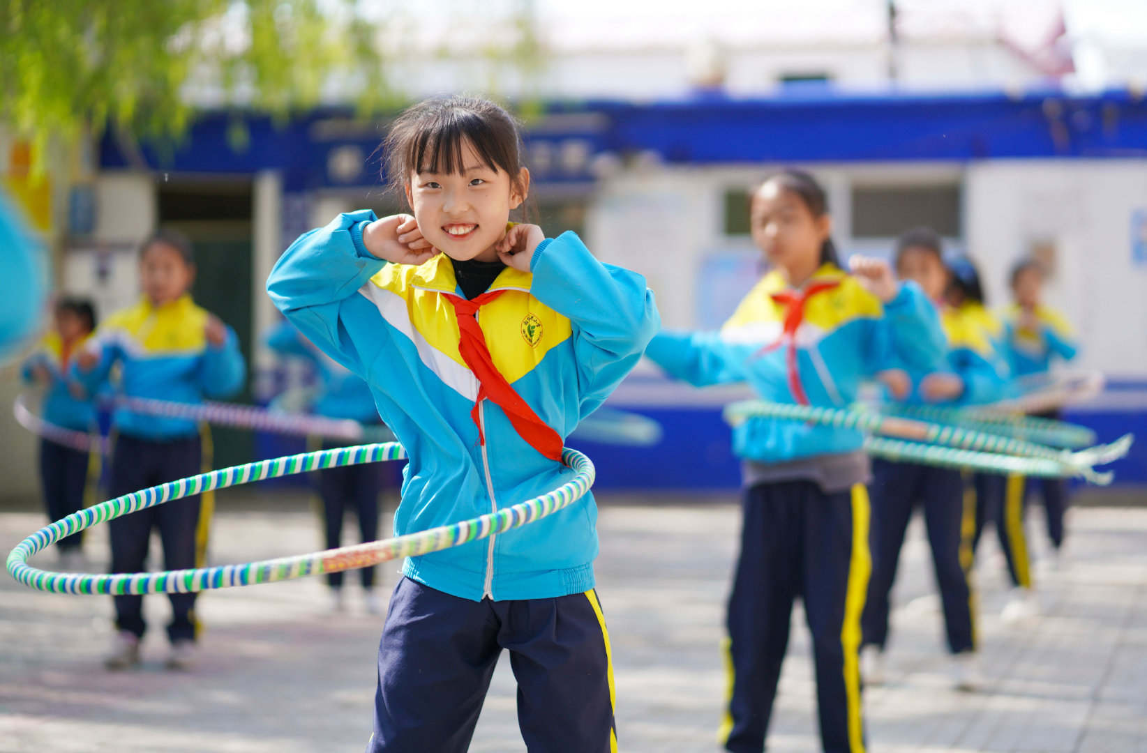 河北省邢台市内丘县西关小学学生在大课间练习呼啦圈.刘继东 摄