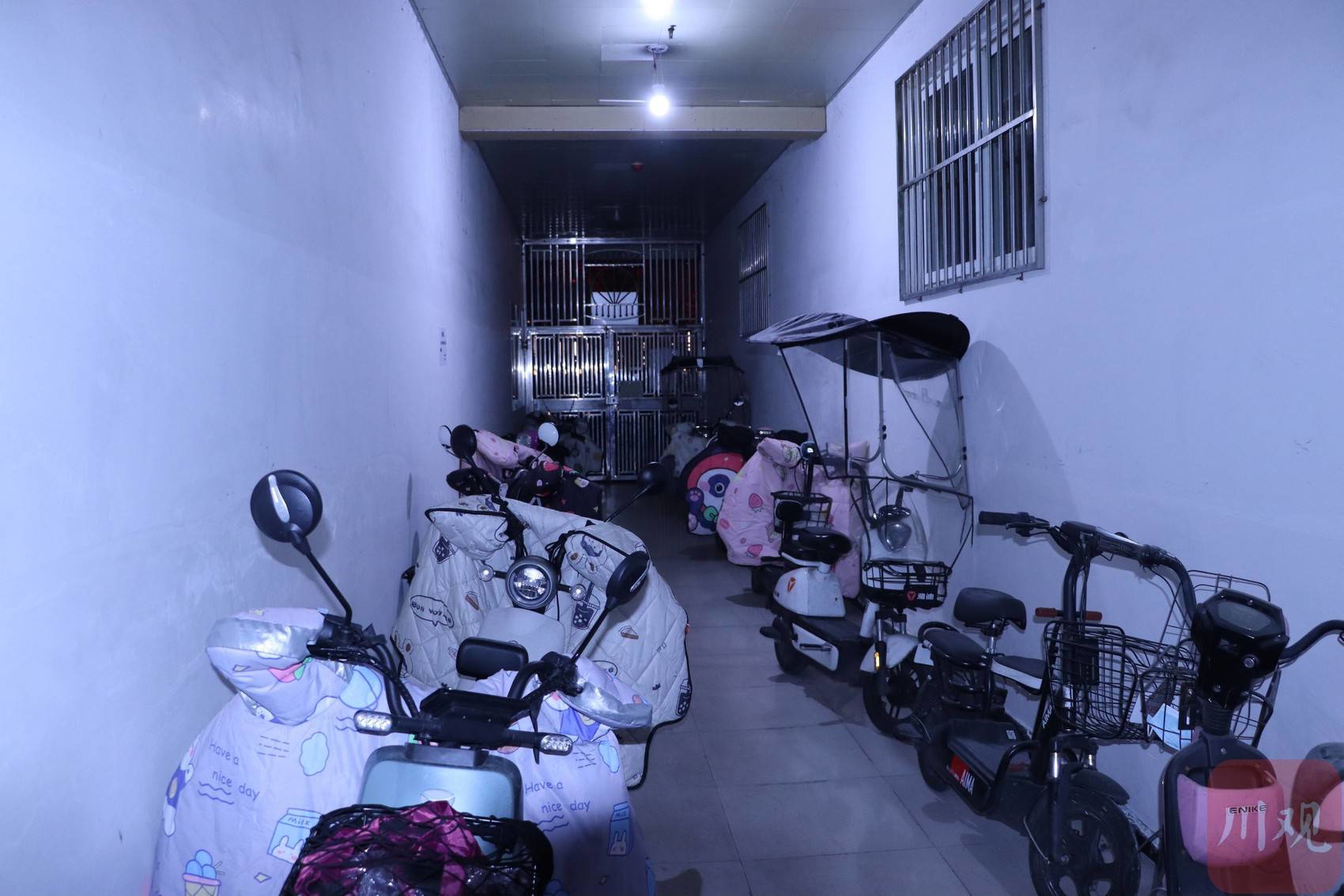 眉山市怡州江景小区一疏散楼梯间违规停放多辆电动自行车,已被要求