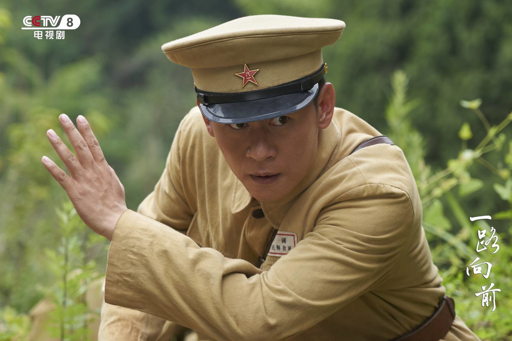 《中国骑兵》《战地枪王》,到2023年爆款剧《狂飙》,李健通过一个个