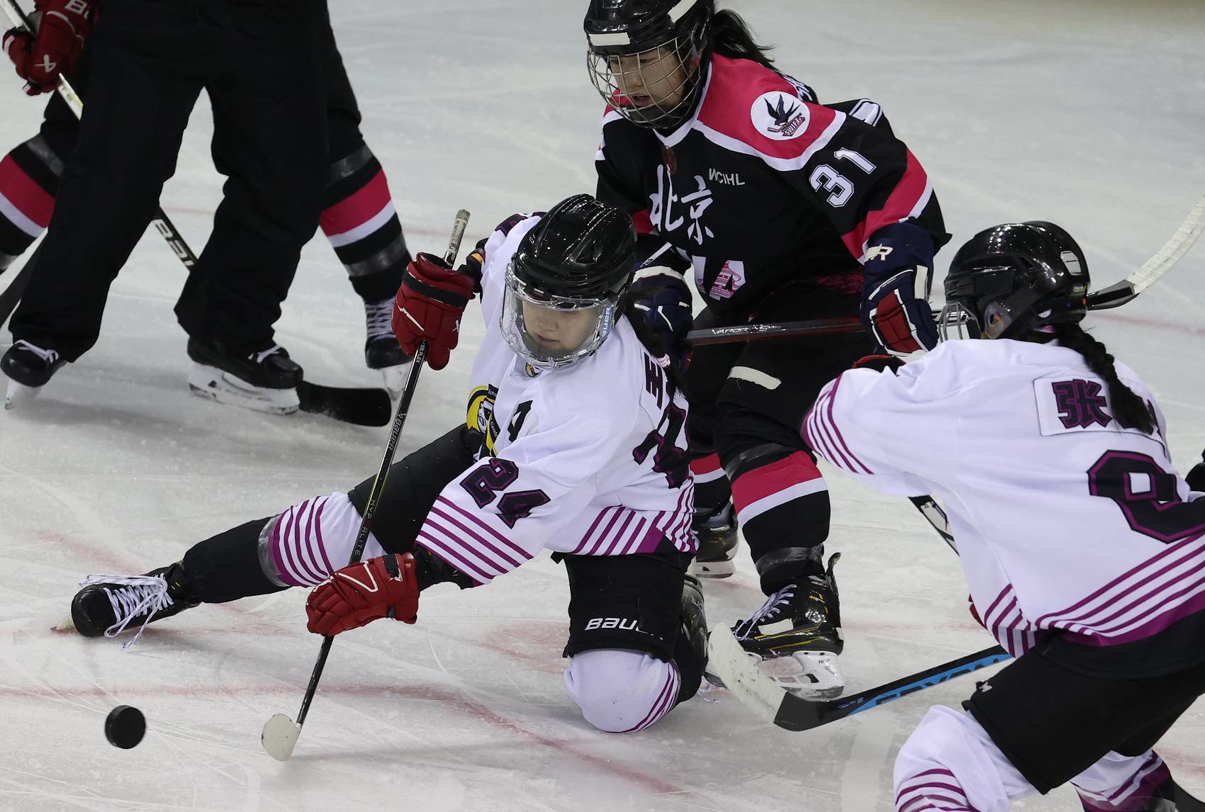随着四川队与北京队联合培养的北京男子青年冰球队拿到第十四届全国