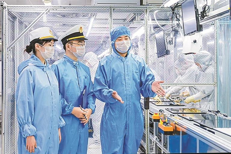 海关人员在企业无尘车间对进口成套设备实施合并检查.