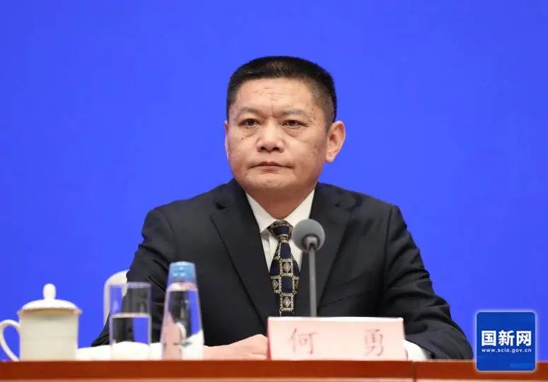 司法部行政执法协调监督局局长何勇.图片来源:国新办