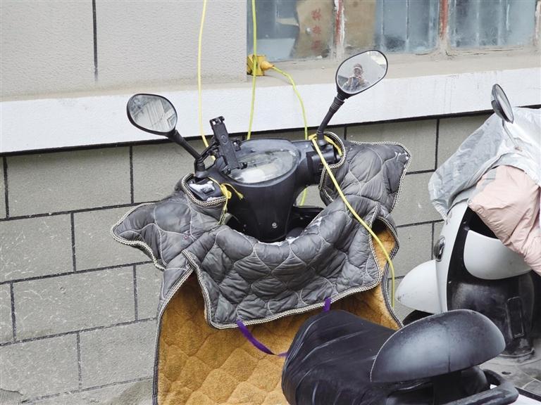 "飞线"充电的电动车