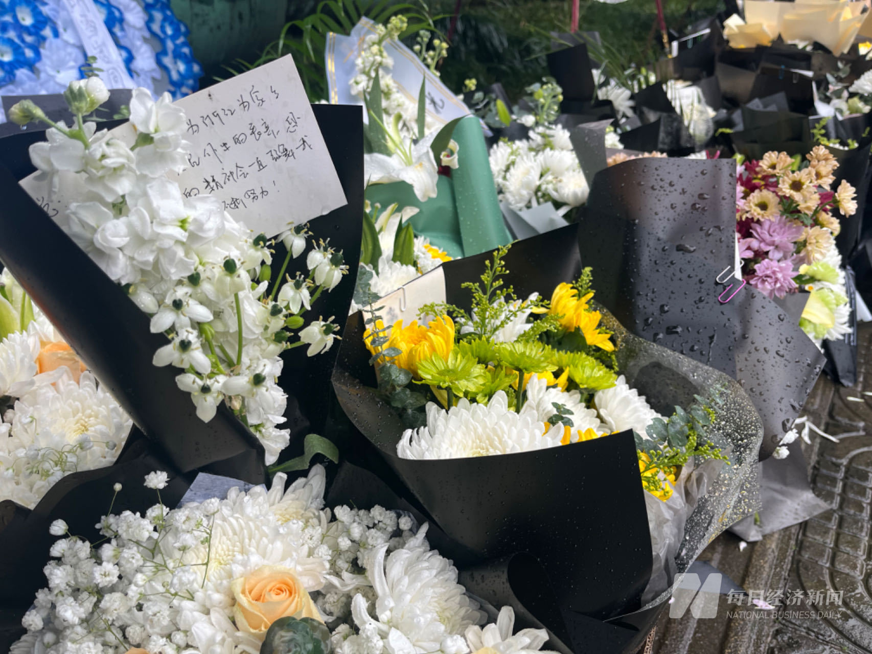 宗庆后追思会现场:市民冒雨吊唁 花圈一路摆满|宗庆后_新浪财经_新浪