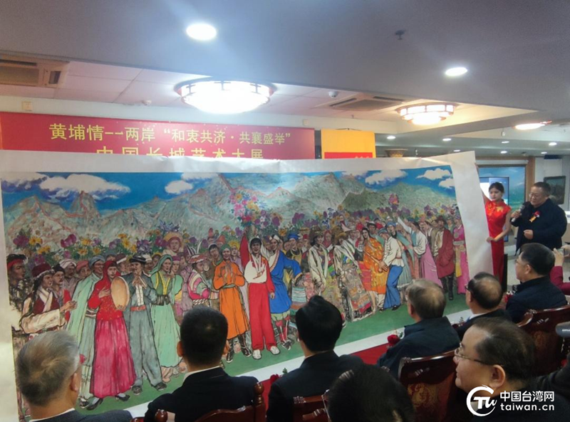 米良向两岸艺术家展示民族团结的画作。（中国台湾网 高嘉鸿 摄）