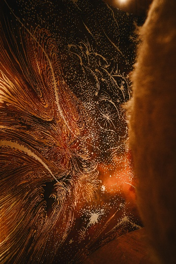 de gournay与黄婉冰的跨界艺术合作,不仅延续了品牌中式壁纸的绚丽