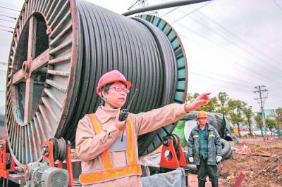 &nbsp;&nbsp;&nbsp;&nbsp;何光华在现场指挥电缆施工.