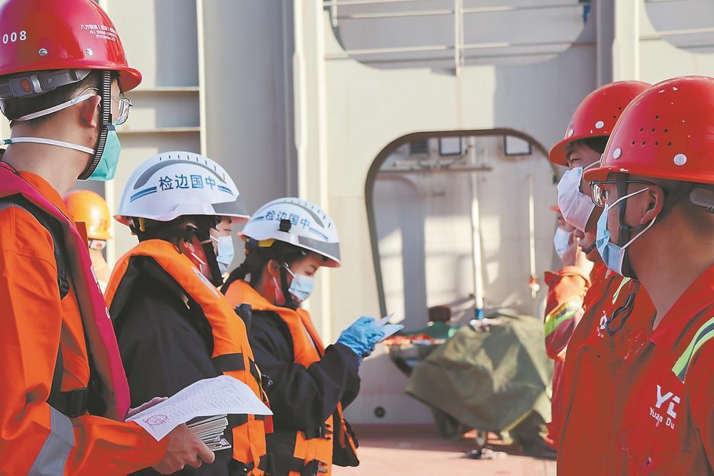 陈雅丽(左三)在检查外轮船员证件.