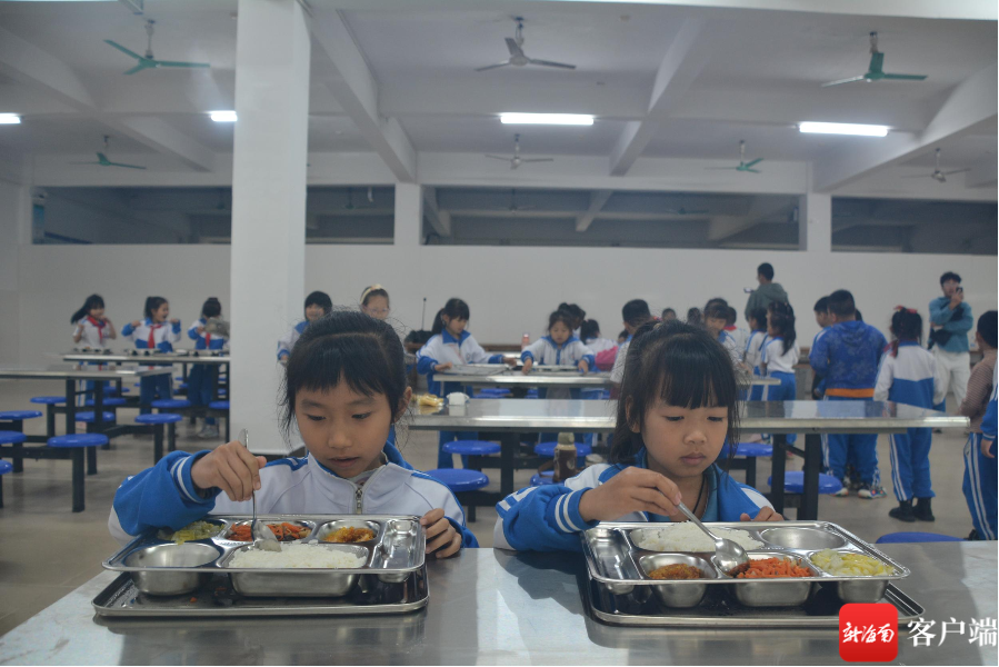 屯昌县水口中心小学学生们正在吃午餐.通讯员林小丹摄