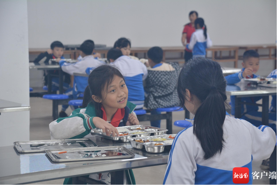 屯昌县水口中心小学学生们正在吃午餐.通讯员林小丹摄