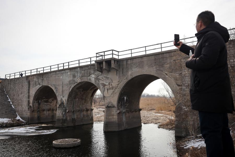 这座拱桥建成于1902年,目前仍在使用.