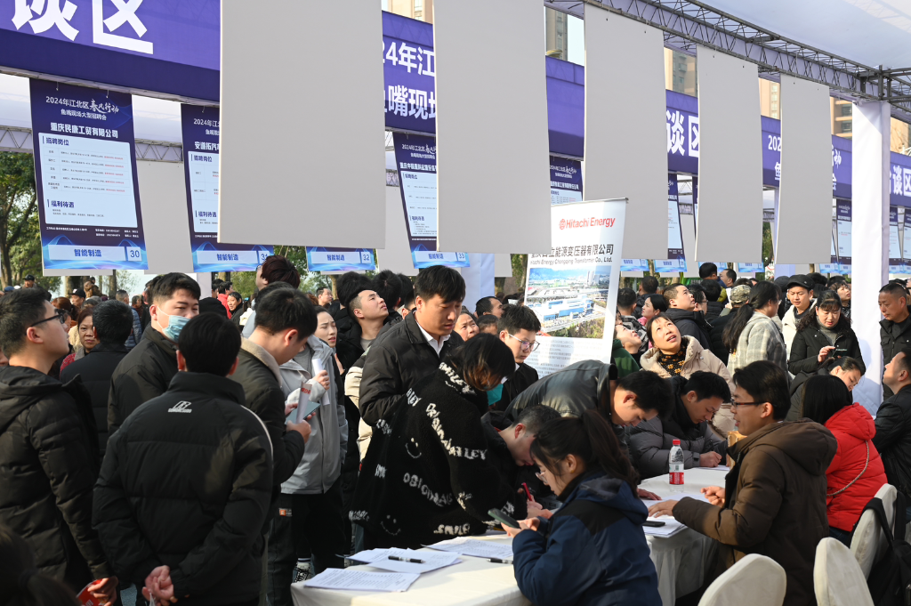招聘会现场,求职者在招聘展位前驻足浏览.主办方 供图