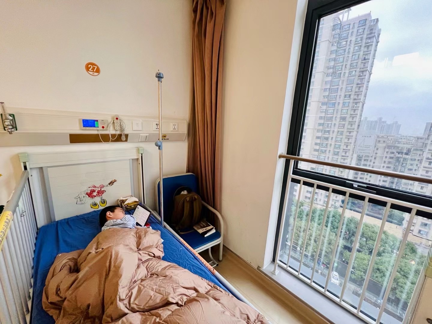 转入普通病房的维洛,仍在病床上看书.