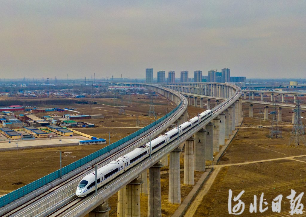图为动车组列车驶过京唐城际铁路唐山特大桥.