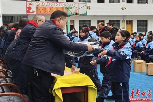 湖南湘科控股集团到汀坪乡中心小学开展"希望校服"募捐活动_新浪财经