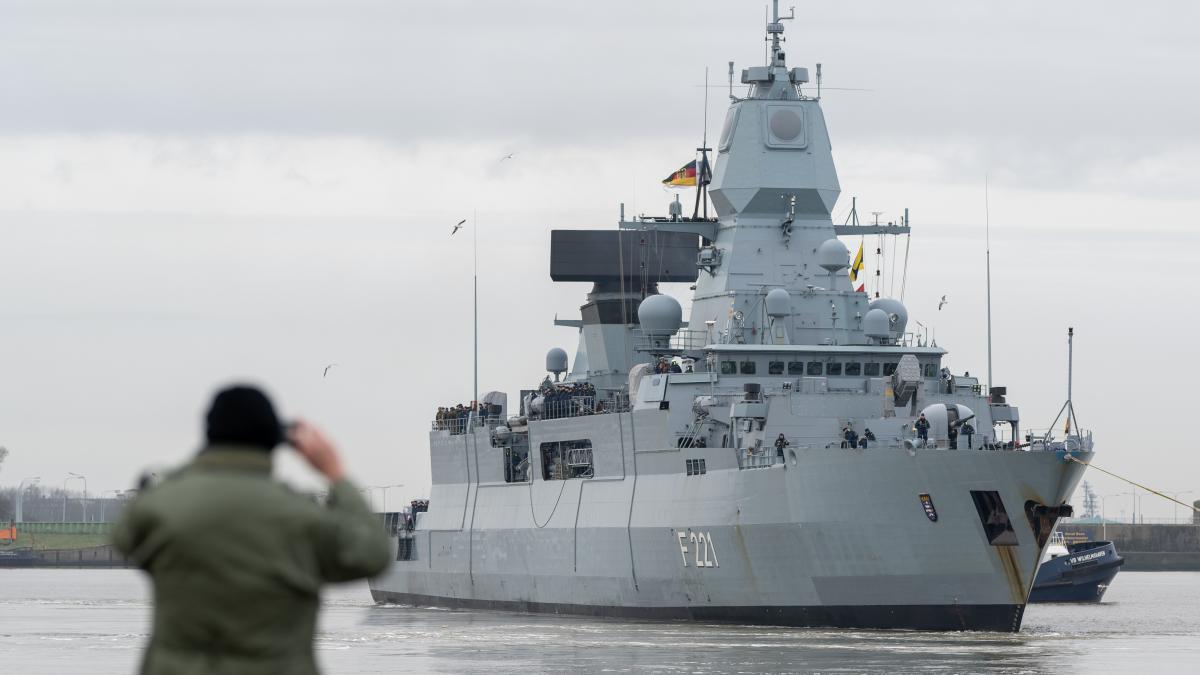 　2月8日，“黑森”号从威廉港启航前往红海 图片来源：德国《世界报》