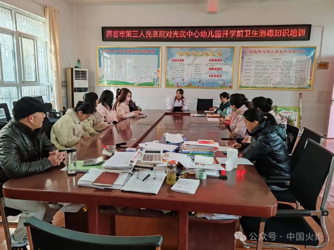 穿"红马甲",肩配"红袖章",站在辖区中小学大门两边,坚守在公路交叉口