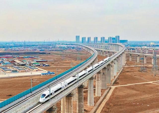 图为动车组列车驶过京唐城际铁路唐山特大桥.