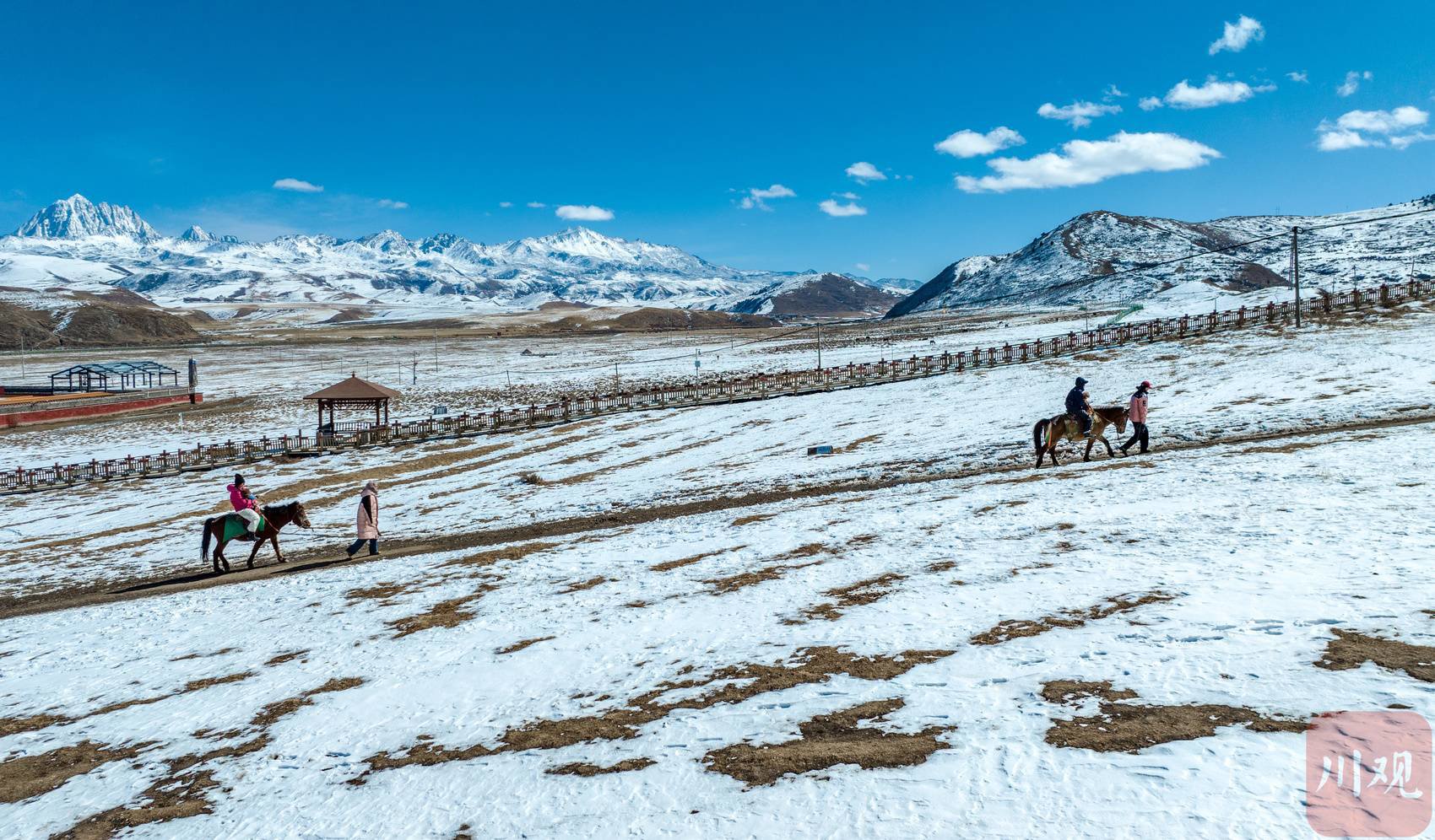 春节假期,游客在塔公草原体验骑马项目.洛绒尼玛 摄
