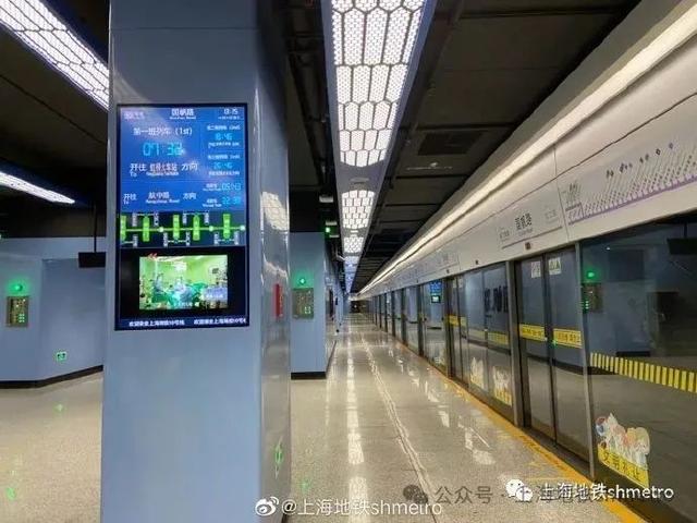 图为10号线国帆路站站台电子显示屏