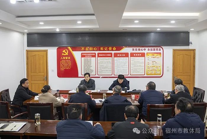在调研座谈会上,市委教育工委书记,市教体局局长甘大庆汇报工作,市