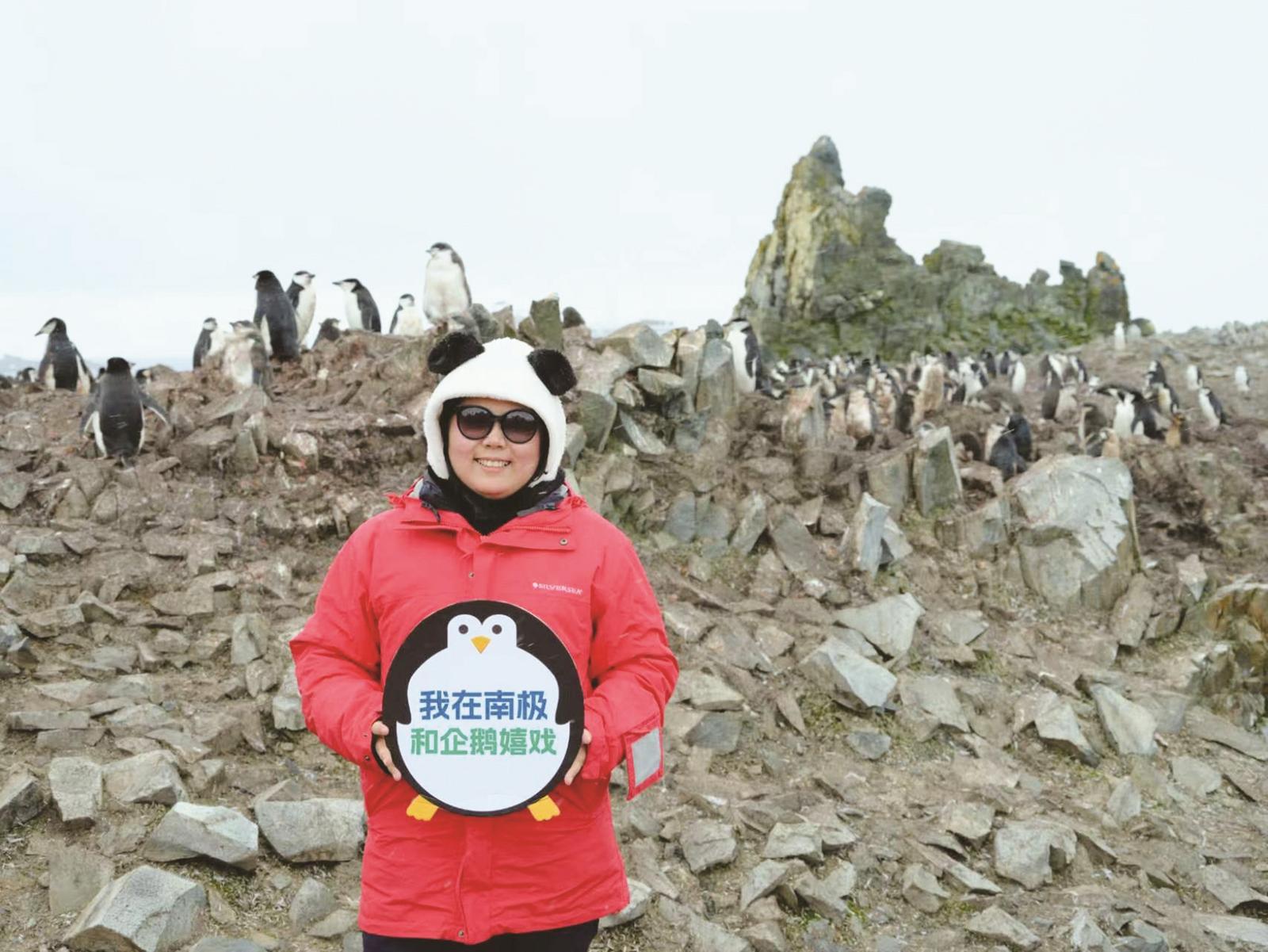 赴南极旅游的中国游客与企鹅合影 6人游定制旅行 供图