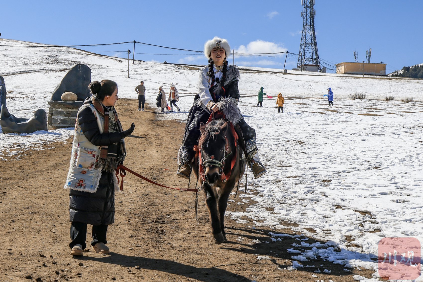春节期间,康定市塔公镇塔公草原上,游客骑马看雪山.洛绒尼玛 摄