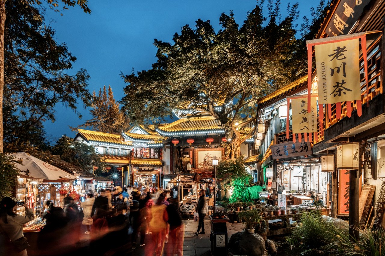 夜幕下灯火通明的成都锦里古街 图源:图虫创意