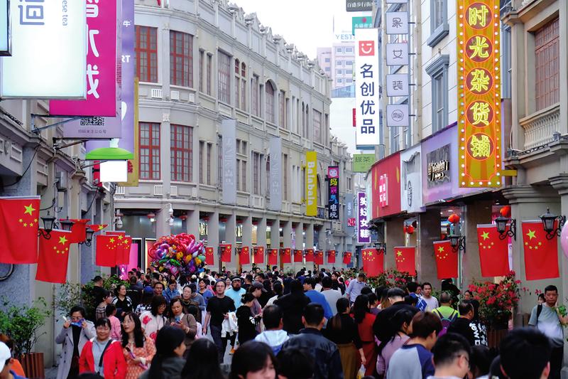 春节期间,朝阳商圈步行街人潮涌动(资料图)    本报记者宋延康 摄江南